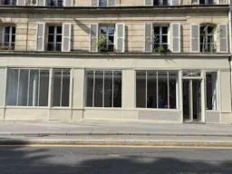 Grande boutique face au canal Saint-Martin - Image 1