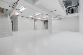 4,500 sq ft Two-Level All-White Storefront in Gramercy - Image 12