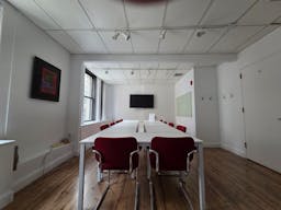 Spacious Conference Room on 5th Avenue - Image 1