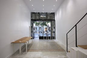 Chic Pop Up Boutique on rue de Turenne - Image 4