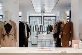 Showroom mode avec vue Tour Eiffel – Paris 17 – 195m² lumineux - Image 1