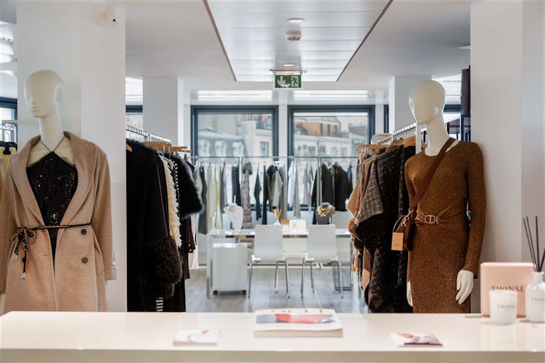 Showroom mode avec vue Tour Eiffel – Paris 17 – 195m² lumineux - Image 1