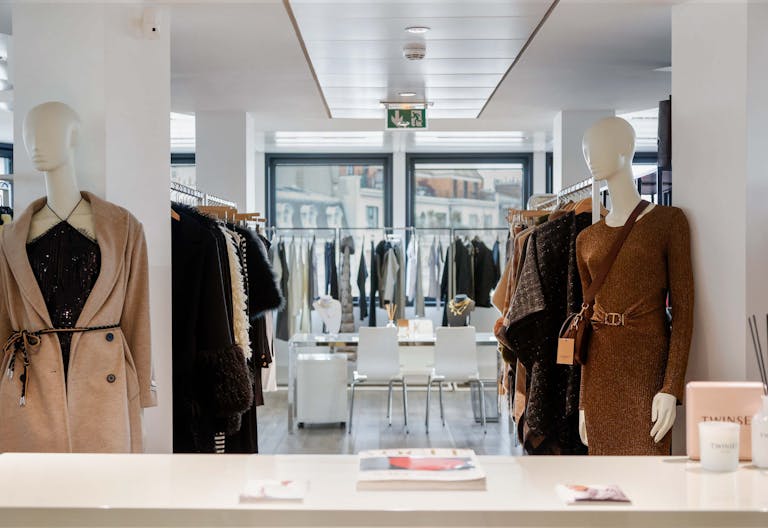 Showroom mode avec vue Tour Eiffel – Paris 17 – 195m² lumineux - Image 1