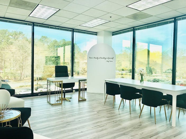 Luxury Office Space On Top Floor ! - Image 0