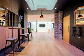 Loft sous verrière - Equiria Showroom - Image 10