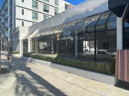 Prime location with a big window fa�ade on Robertson Boulevard - Image 1