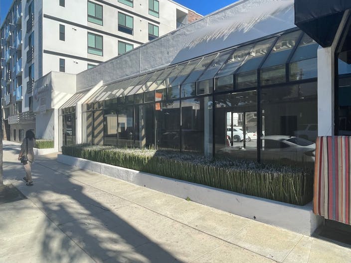 Prime location with a big window fa�ade on Robertson Boulevard - Image 1