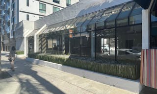 Prime location with a big window fa�ade on Robertson Boulevard - Image 1