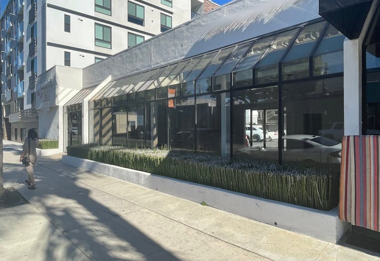 Prime location with a big window fa�ade on Robertson Boulevard - Image 1