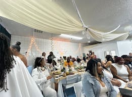 Vibrant Photo Studio in West Vegas - Image 5