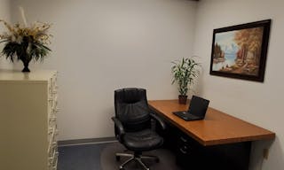 2 story building in grate location, close to downtown Seattle, Magnolia and Ballard center. It has 12 designated parking spaces and garage. Updates available.. - Image 7