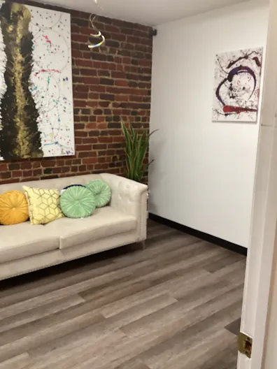 Stylish Art Gallery & Creative Rental Space - Image 1