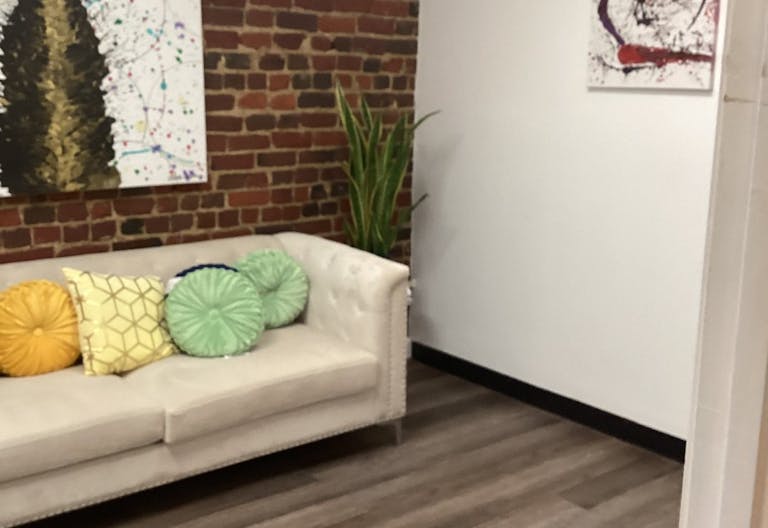 Stylish Art Gallery & Creative Rental Space - Image 1