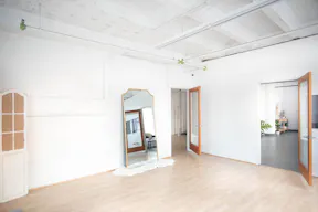 DTLA open space with Rattan Daybed Decor 1,150sf - Image 9