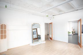 DTLA open space with Rattan Daybed Decor 1,150sf - Image 9