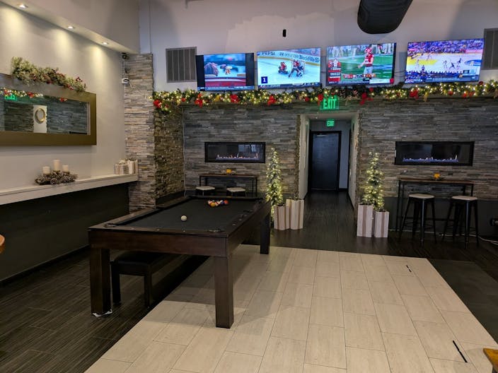 Sophisticated bar and lounge in the heart of downtown - Image 3