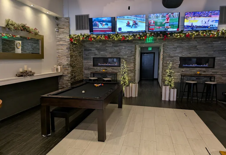 Sophisticated bar and lounge in the heart of downtown - Image 3