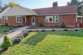 Large, bright, updated Ranch Located in the heart of Pine Hills. 3 bedroom, 2 full & 2-1/2 baths - Image 9