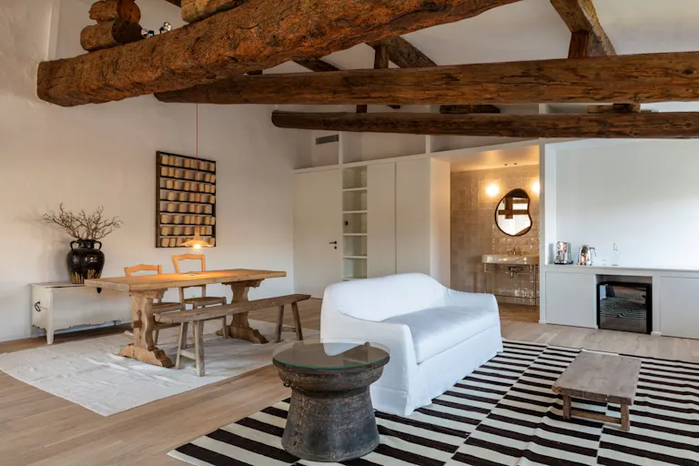 Chateau de caractère avec intérieur design. - Image 2
