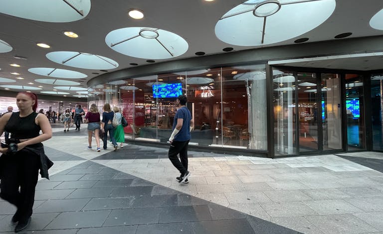 Pop-up at Plattan: 70,000 daily passersby. - Image 3