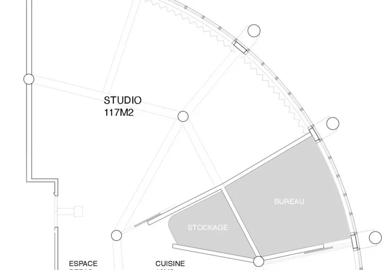 Showroom 160 m² – style industriel - lumière du jour/baie vitrée panoramique – Paris 11e - Image 4