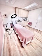 Cute Pink PMU/Lashes/Tattoo suite for rent - Image 1