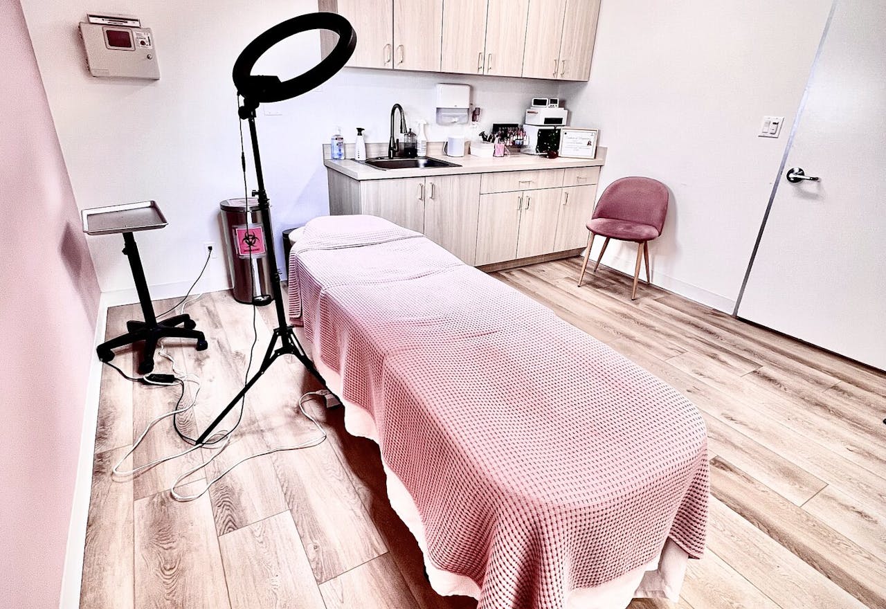 Cute Pink PMU/Lashes/Tattoo suite for rent - Image 1