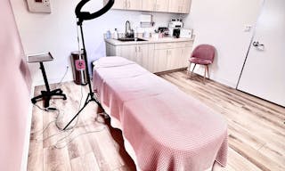 Cute Pink PMU/Lashes/Tattoo suite for rent - Image 1