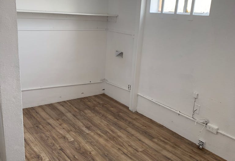 Office/Art Studio/Construction Yard/ - Image 2