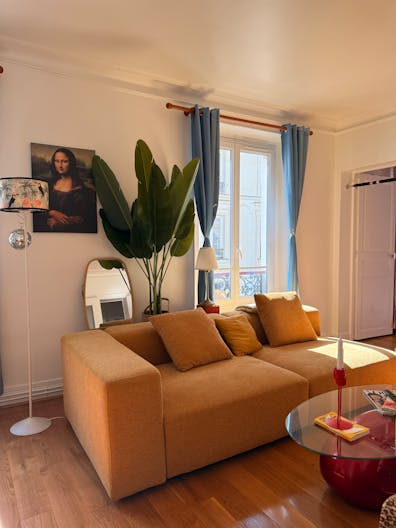 Bright Haussmann Apartment in Paris – Ideal Location for Photo or Video Shoot - Image 3
