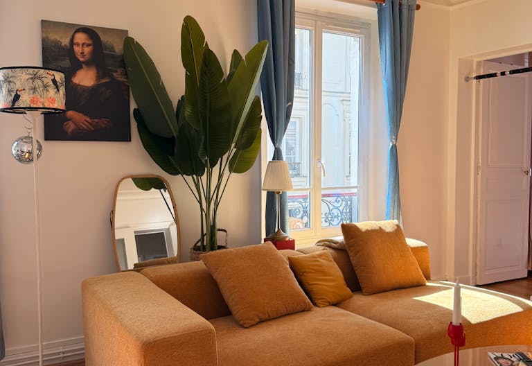 Bright Haussmann Apartment in Paris – Ideal Location for Photo or Video Shoot - Image 3