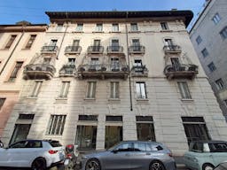 Prestigioso spazio in edificio d'epoca, con 5 vetrine su strada  - Image 9