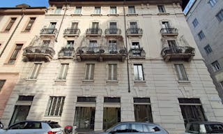 Prestigioso spazio in edificio d'epoca, con 5 vetrine su strada - Image 9