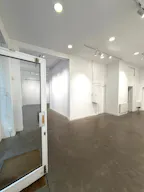 Showroom with a large storefront in Le Marais - Image 9