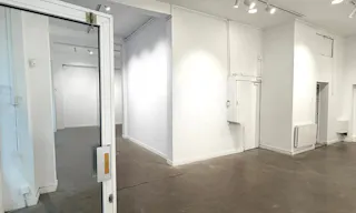 Showroom with a large storefront in Le Marais - Image 9