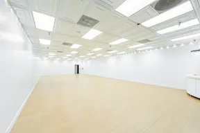 MID SIZE ALL WHITE VENUE IN ANAHEIM - Image 1