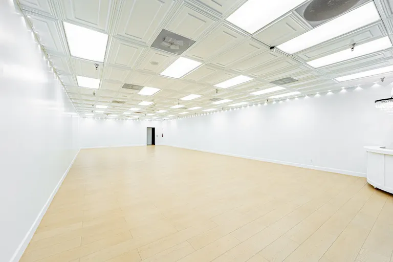 MID SIZE ALL WHITE VENUE IN ANAHEIM - Image 1