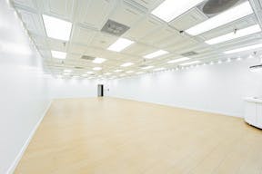 MID SIZE ALL WHITE VENUE IN ANAHEIM - Image 1