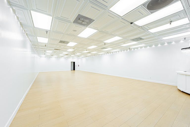 MID SIZE ALL WHITE VENUE IN ANAHEIM - Image 1