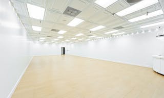 MID SIZE ALL WHITE VENUE IN ANAHEIM - Image 1