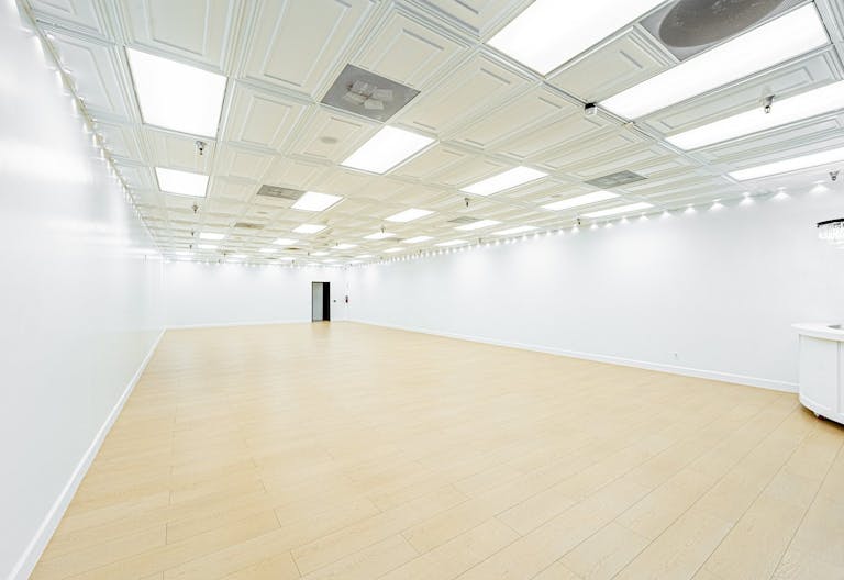 MID SIZE ALL WHITE VENUE IN ANAHEIM - Image 1