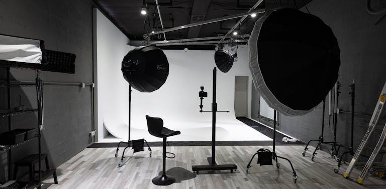 Photography Studio - Fully Equipped and Managed With Cyclorama Wall - Image 1