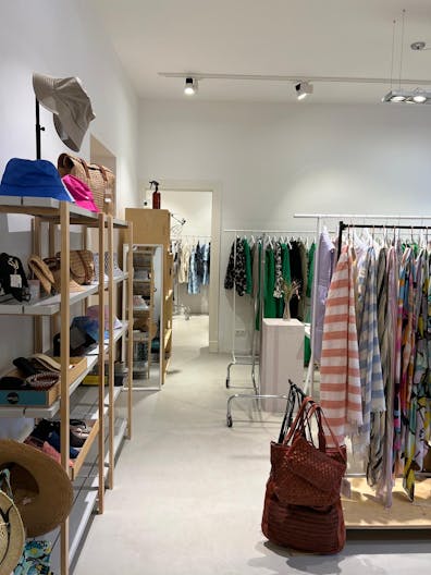 Stilvoller Showroom für Fashion & Accessoires zur temporären Vermietung Berlin Wedding – 130 m² – Erdgeschoss – barrierefrei erreichbar - Image 1