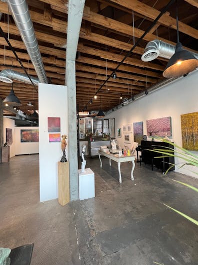 Spacious Industrial, vintage mid town gallery and studio with great natural lighting. - Image 4