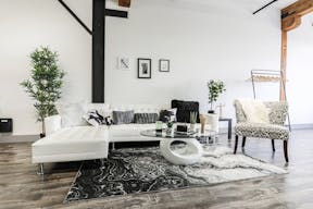 Urban DTLA Studio with Skyline View and Natural Light - Image 2