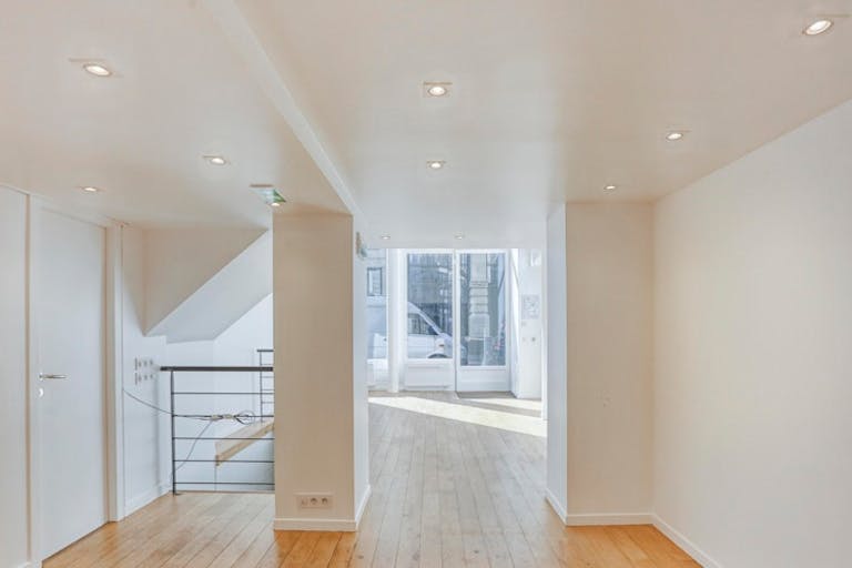 Luminous pop up store in Etienne Marcel (close to the Marais) - Image 2