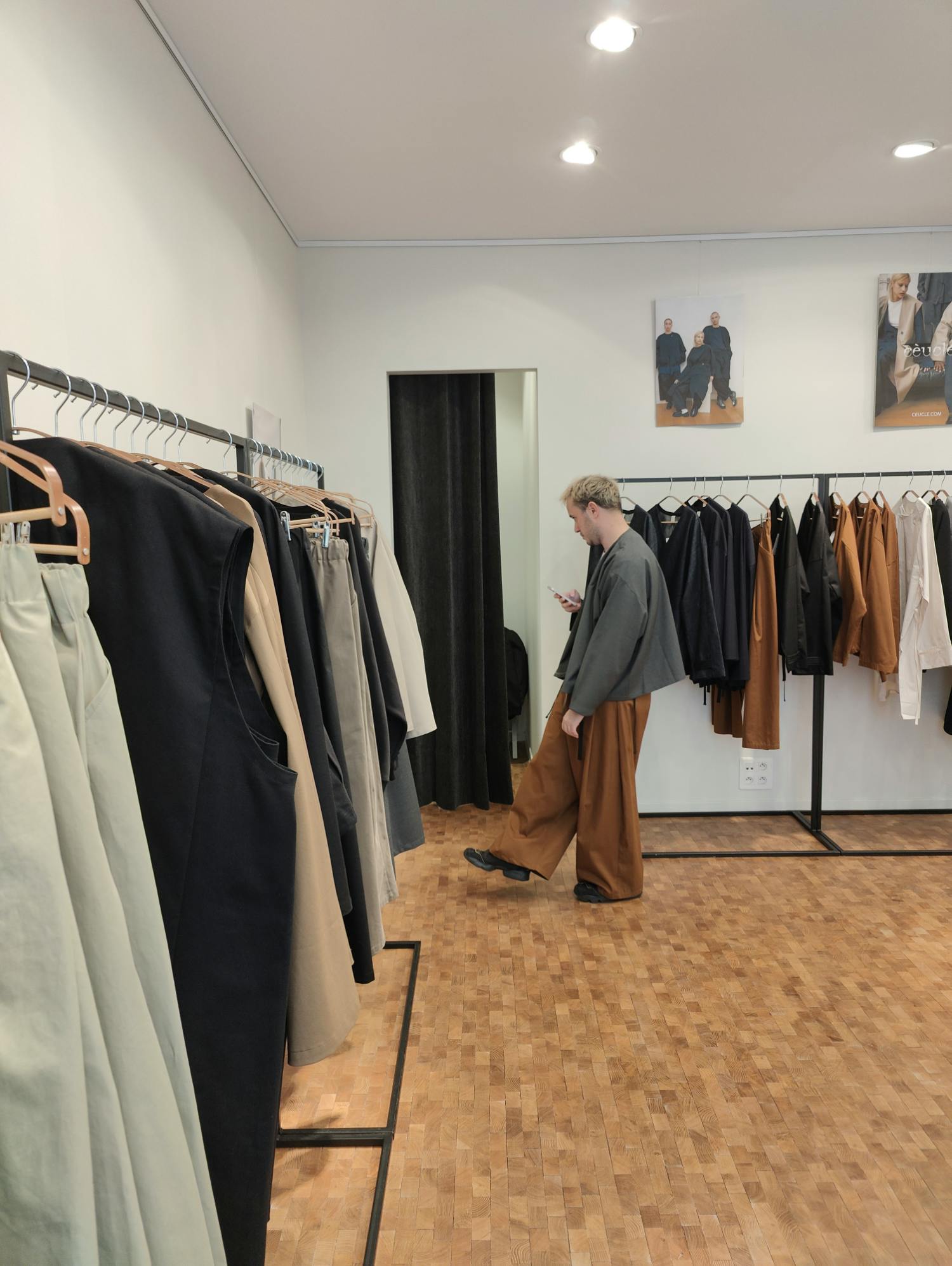 Modern 37 sqm Gallery and Showroom in Le Marais