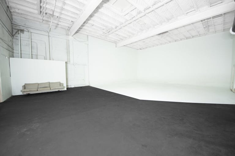 Huge Warehouse Studio in Central LA Washington Blvd with Parking - Image 0