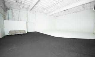 Huge Warehouse Studio in Central LA Washington Blvd with Parking - Image 0