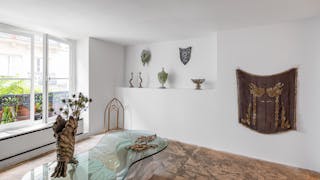 Classic Parisian Art Gallery with Black Storefront 40m2 - Image 6